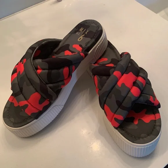 NWOT Adorable slides!!! - Picture 1 of 3